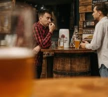 Personas tomando cerveza